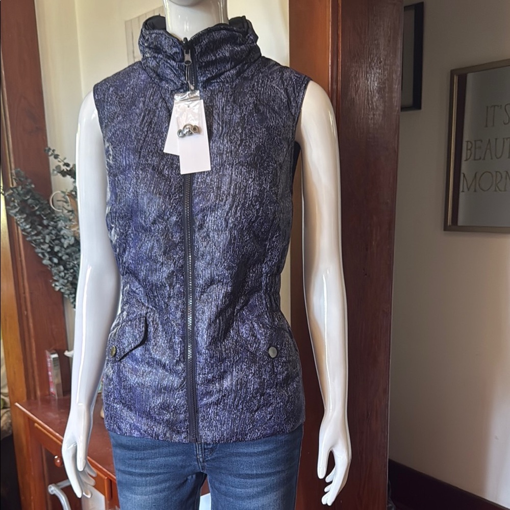 NWT northern reflections size small reversible Women's Blue Sleeveless vest